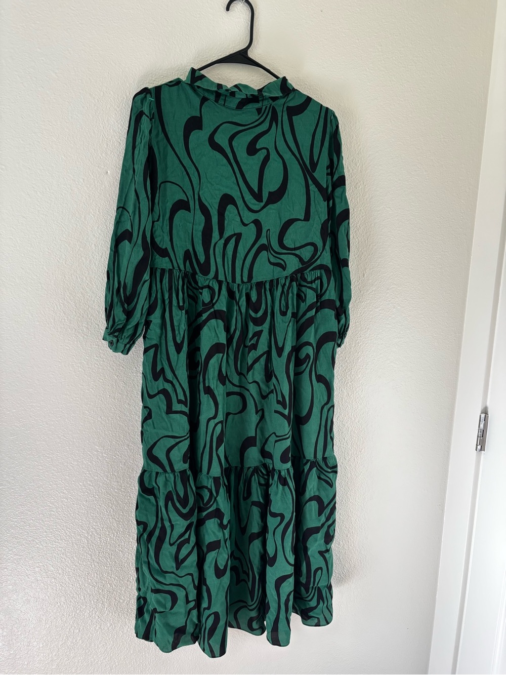 Zara Green Printed Tiered Maxi Dress with Black Swirl Pattern - Picture 3 of 4
